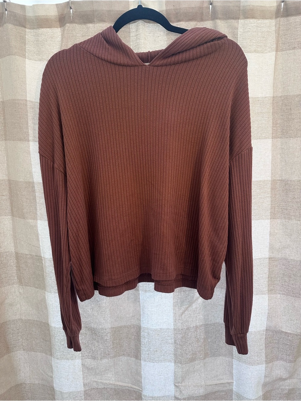 Colsie Ribbed Hooded Cropped Pullover in Reddish Pinkish